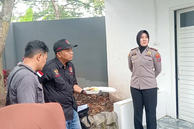 Forkompimcam Purwosari berada diluar tidak dipersilakan masuk (BM)