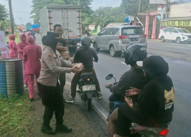 Kapolsek Purwosari saat memberikan takjil ke pengguna jalan (BM)