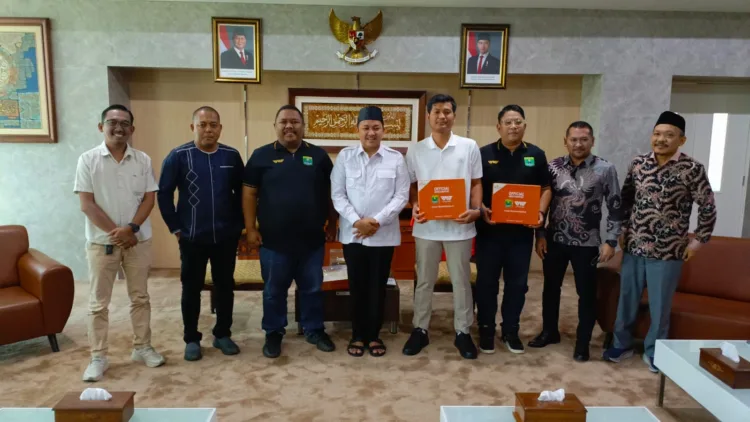 Bupati Pasuruan Rusdi Sutejo foto bersama usai menerima kepengurusan dari management persekapas (BM)