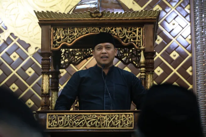 Wali Kota Bekasi, Tri Adhianto, menghadiri kegiatan tarawih keliling di Masjid Jami Nurul Ikhwan, Kel. Harapan Baru, Kec. Bekasi Utara pada Selasa (3/2/26).