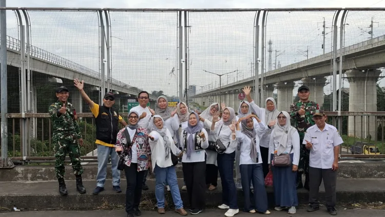Tim Penggerak PKK Kelurahan Jatibening Baru membagikan 250 paket takjil kepada masyarakat di Jalan Kapin RW 04, Kelurahan Jatibening Baru, Kecamatan Pondok Gede, Kota Bekasi, menjelang waktu berbuka puasa. Rabu (4/3/2026).