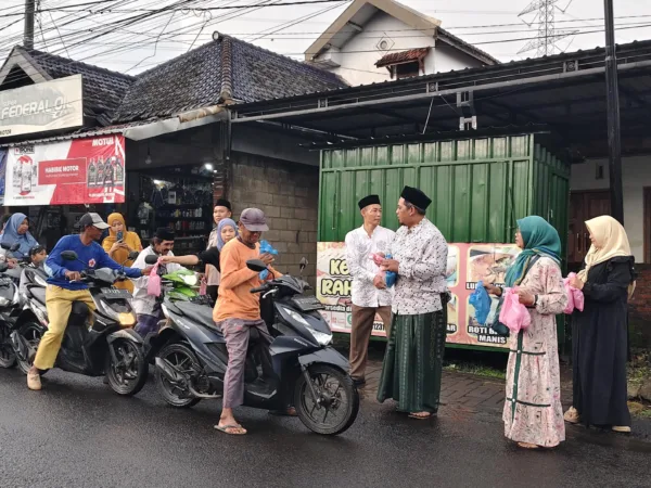 M Fuad Kades Randupitu bagikan takjil (BM)