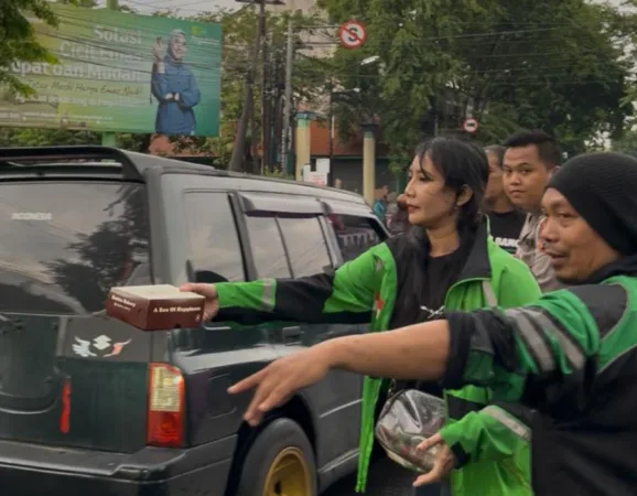 Polisi bersama Ojol kompak Bagikan takjil (BM)