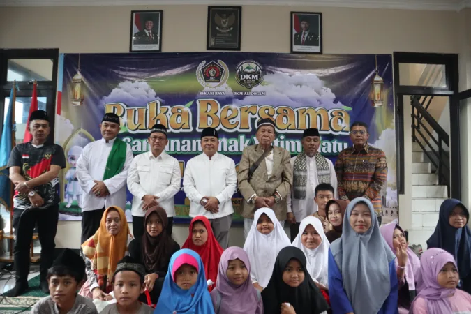 Persatuan Wartawan Indonesia (PWI) Bekasi Raya menggelar kegiatan buka puasa bersama yang dirangkaikan dengan santunan kepada 30 anak yatim piatu. Sabtu (7/3/2026).