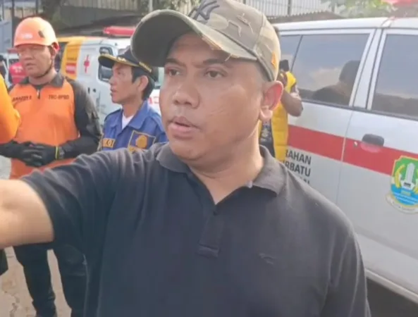 Longsor gunungan sampah terjadi di Zona 4 Tempat Pengolahan Sampah Terpadu (TPST) Bantargebang, Kelurahan Cikiwul, Kecamatan Bantargebang, Kota Bekasi, pada Minggu (8/3/2026).