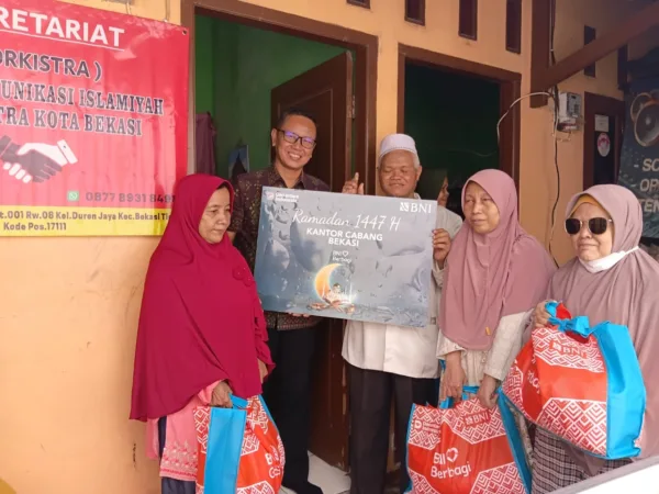 Bank Negara Indonesia (BNI) Kantor Cabang Bekasi menyalurkan bantuan sosial berupa 60 paket sembako kepada Yayasan Forum Komunikasi Islamiyah Tuna Netra (Forkistra) yang berlokasi di Jalan Karang Satria, Kampung Cerewet RT 01 RW 08, Bekasi Timur, Kamis (12/3/2026).
