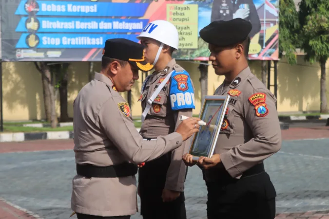Kapolres Probolinggo coret foto personil PTDH (hms)
