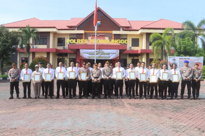Kapolres Probolinggo foto bersama usai berikan penghargaan Personil prestasi (hms)