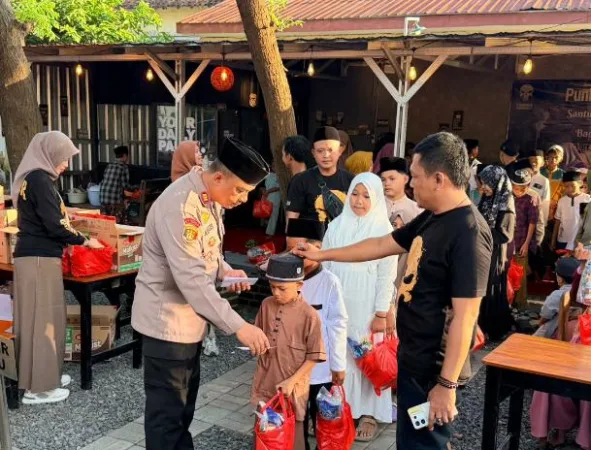 Kapolsek Kejayan bersama Kanit Reskrim santuni anak yatim (BM)
