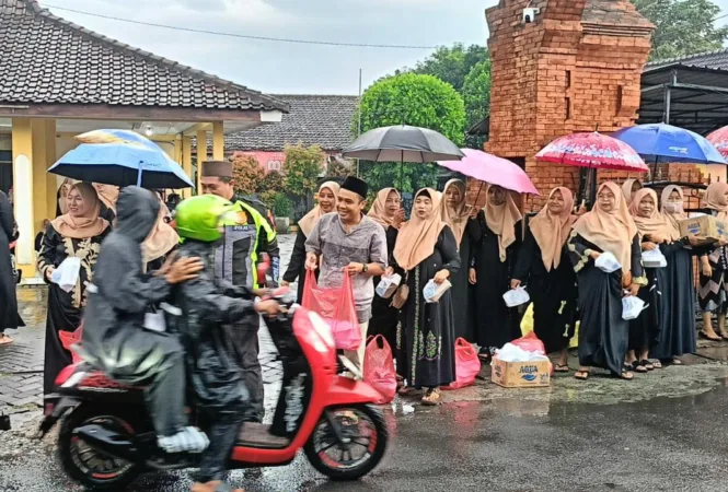 Ketua Tim PKK Pulungan Bersama Kader Posyandu bagikan takjil (BM)