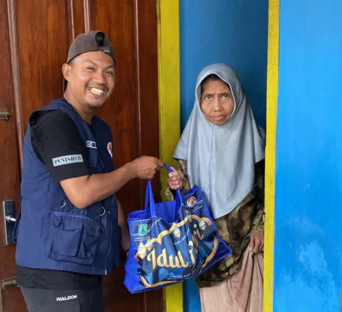 Ketua Karang Taruna Patriot Muda bagikan zakat ke warga (BM)