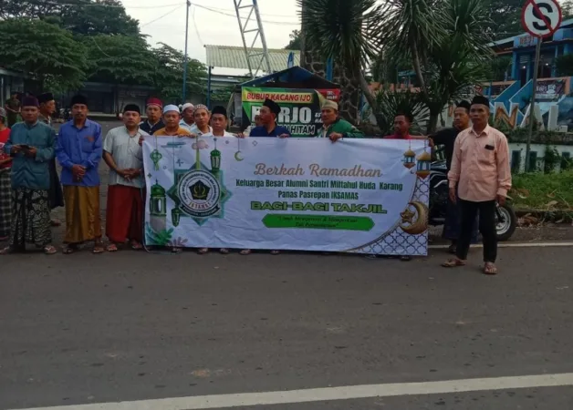 Alumni Santri Iksamas foto bersama usai bagikan takjil (BM)