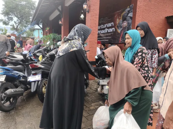 Senyum lansia dan janda dhuafa menerima bantuan (BM)