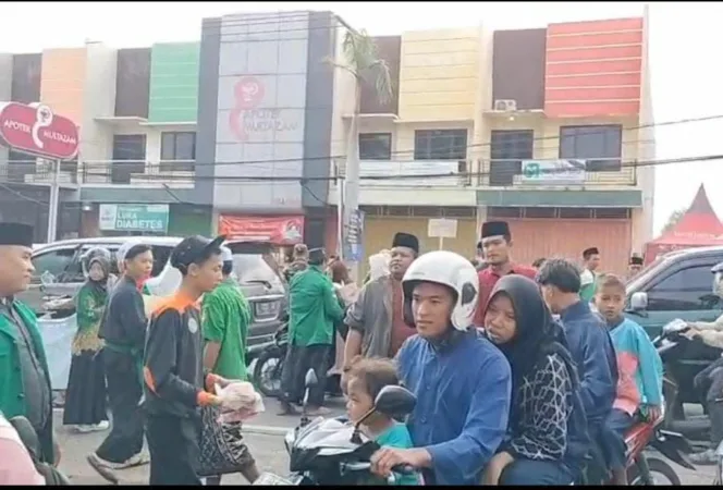 Banom NU bersama Forkompimcam Kejayan bagikan Takjil (BM)