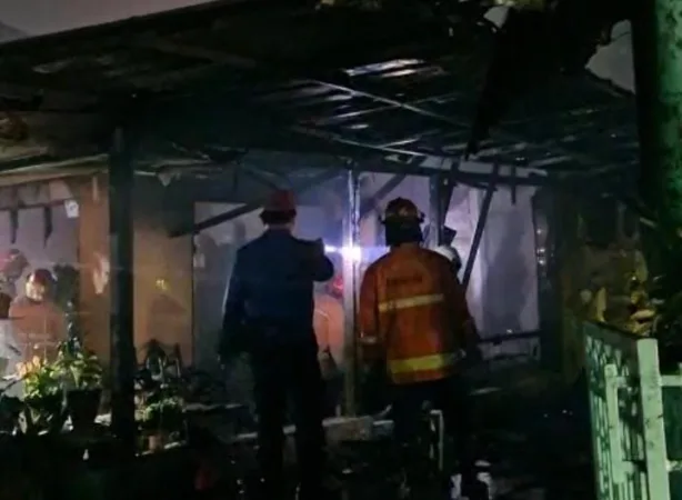 Diduga korsleting listrik dari pompa air, sebuah rumah beserta aula di Jalan Perjuangan RT 02 RW 07 No.36, Kelurahan Harapan Baru, Kecamatan Bekasi Utara, Kota Bekasi, hangus dilahap api pada Selasa dini hari (17/3/2026).