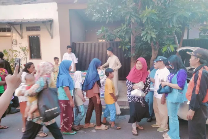 Persatuan Janda Seluruh Indonesia (PJSI) menutup rangkaian kegiatan selama bulan suci Ramadan dengan menggelar aksi sosial berbagi di lingkungan komplek warga, Selasa (17/3/2026).