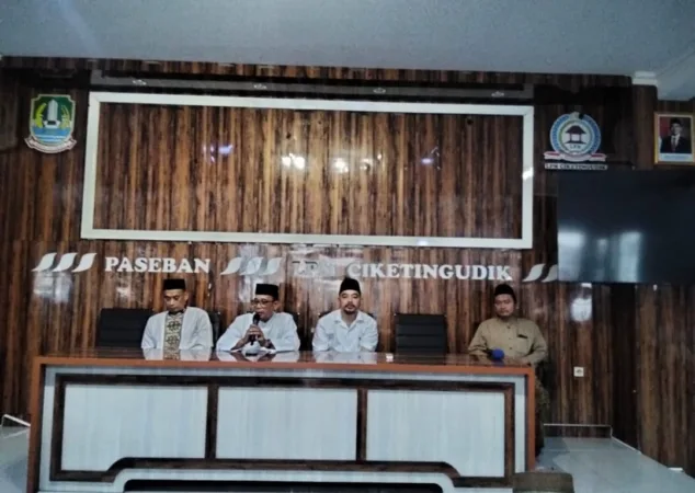 Lurah Ciketing Udik menyampaikan sambutan ke warga (Frm)