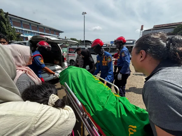 Tim Rescue Kompi A Regu 3 Dinas Pemadam Kebakaran dan Penyelamatan (Disdamkarmat) Kota Bekasi mengevakuasi seorang pria yang ditemukan meninggal dunia di kawasan Terminal Bekasi, Kelurahan Margahayu, Kecamatan Bekasi Timur, Minggu (22/3/2026) pagi.