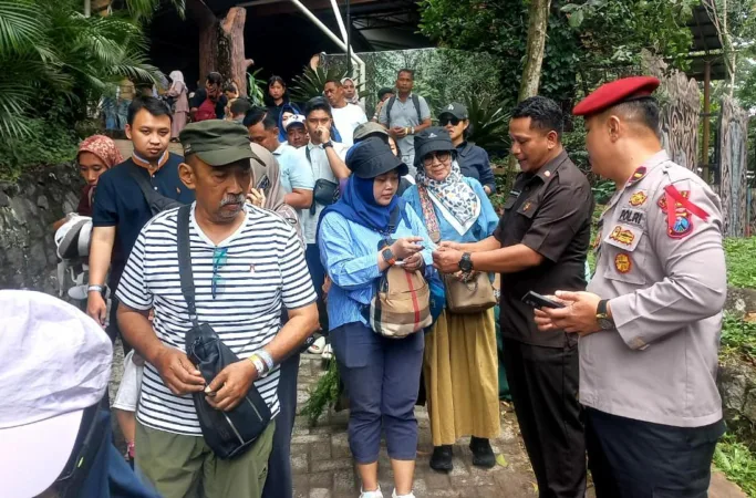 Polisi manyapa para wisatawan (hms)