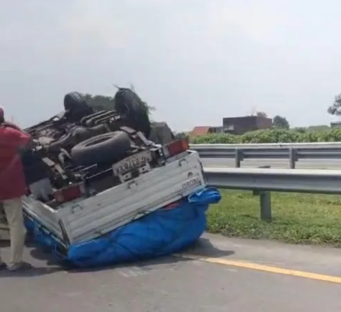 Kodisi Pick Up terbalik usai alami pecah ban (screenshot)