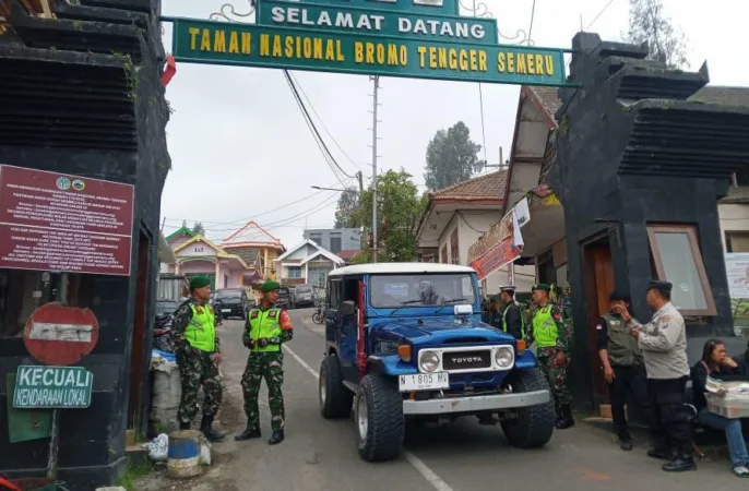 Petugas Pos PAM Ops Ketupat siaga di Pintu Masuk Bromo Tosari (BM)