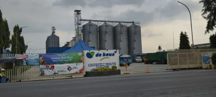 Kecelakaan kerja terjadi di kawasan Pangkalan V, Bantargebang, Kota Bekasi, pada Sabtu (28 Maret 2026). Sebanyak lima pekerja dilaporkan meninggal dunia saat bekerja di area operasional perusahaan pakan ternak PT De Heus.