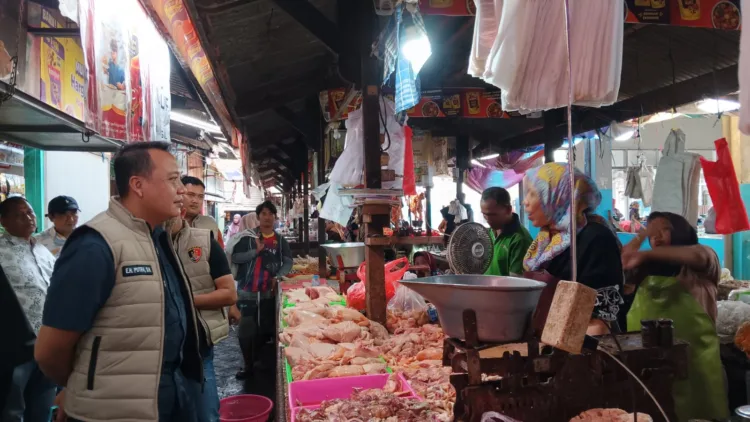 Kanit Tipidek Ipda Eko Hadi Saputro pantau harga cabai di pasar Bangil (BM)