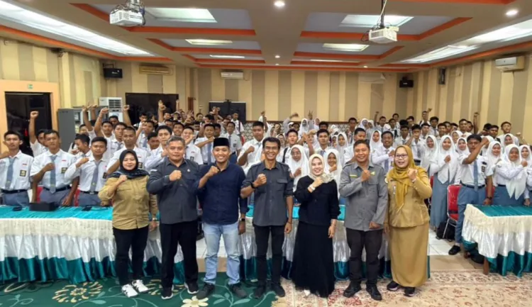 Ketua Bawaslu Kabupaten Pasuruan foto bersama Pelajar SMKN 1 Grati usai memberikan Materi (Bawaslu)