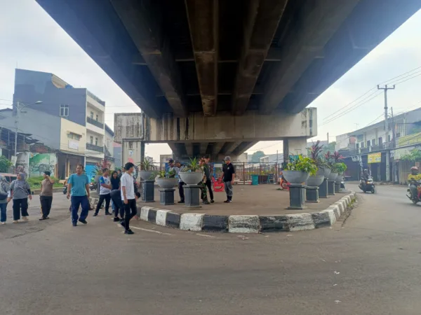 Dalam momentum Hari Peduli Sampah Nasional 2026, Kelurahan Bojong Menteng menunjukkan komitmennya dalam menjaga kebersihan lingkungan melalui berbagai kegiatan kolaboratif yang melibatkan masyarakat.