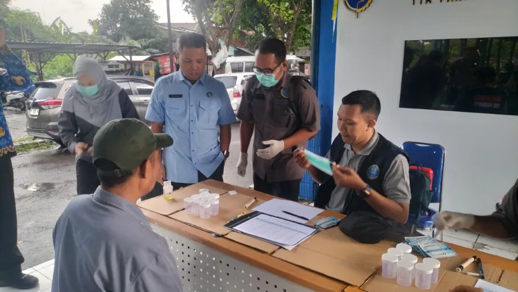 Kepala BNNK Pasuruan ces proses tes urin sopir dan kru bus (BM)