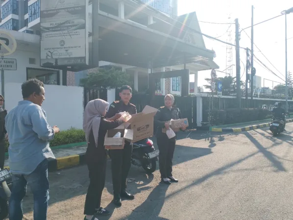 Dalam rangka berbagi di bulan suci Ramadan, Kejaksaan Negeri (Kejari) Kota Bekasi menggelar kegiatan pembagian takjil gratis kepada masyarakat.