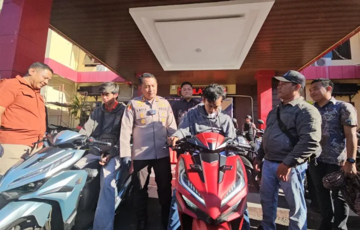 Kapolres Probolinggo saat serahkan motor korban usai menjadi korban begal (ist)