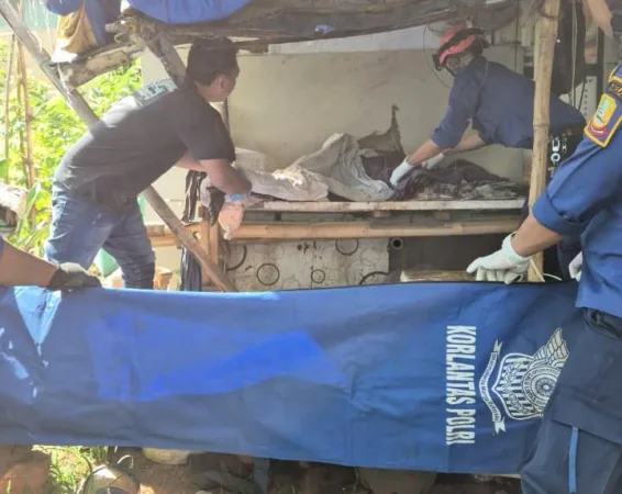 Dinas Pemadam Kebakaran dan Penyelamatan (Disdamkarmat) Kota Bekasi mengevakuasi jenazah seorang pria di kawasan Jalan Sudirman RT 01 RW 03, Kranji, Bekasi Barat, Kamis (9/3/2026) pagi.