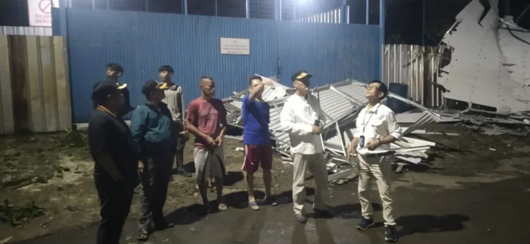 Hujan deras yang disertai angin kencang melanda wilayah Mustikasari, Kecamatan Mustikajaya, Kota Bekasi, pada Minggu sore (11/4/2026) sekitar pukul 16.00 WIB. Cuaca ekstrem tersebut mengakibatkan sejumlah pohon tumbang dan merusak beberapa rumah warga.