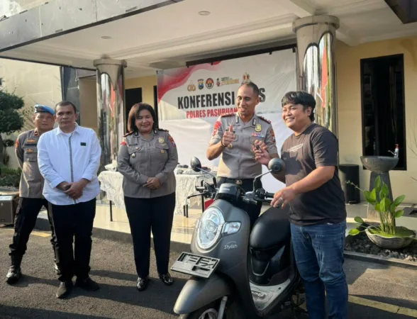Kapolres Pasuruan Kota saat tunjukkan motor korban (BM)