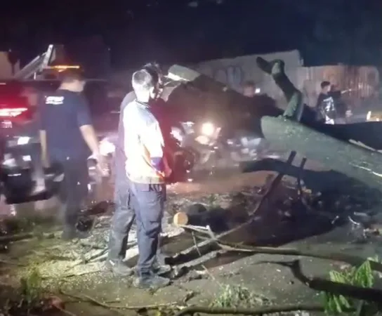 Angin puting beliung menerjang wilayah Kelurahan Bojong Menteng, Kecamatan Rawalumbu, Kota Bekasi, Minggu (12/4/2026) sore.