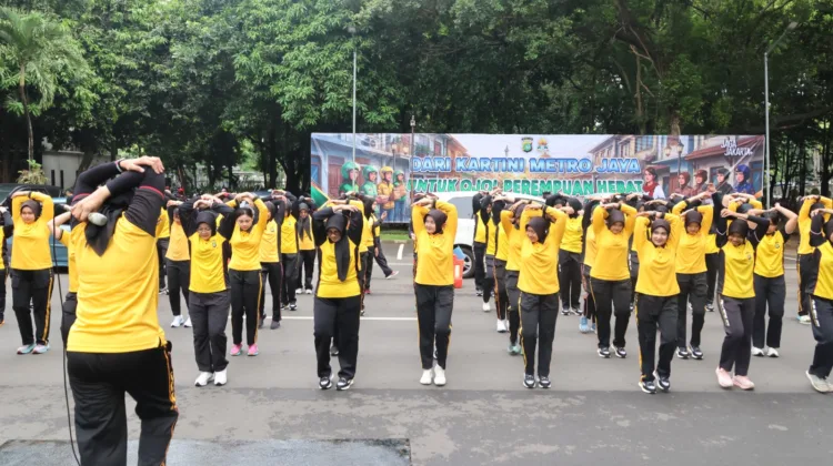 Polisi wanita (Polwan) Polda Metro Jaya memperingati Hari Kartini dengan menggelar olahraga bersama yang dilanjutkan aksi bersih lingkungan di kawasan Mapolda Metro Jaya, Jumat (17/4/2026).