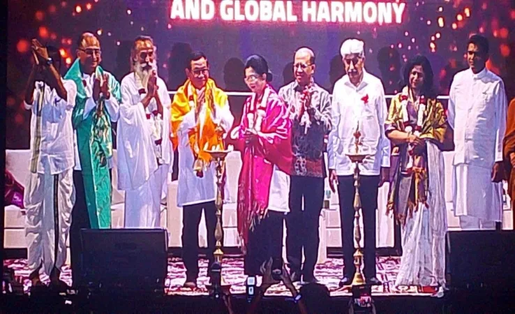 Gema Sadhana bersama Pemerintah Provinsi DKI Jakarta menggelar Malam Renungan Suci untuk Kedamaian Dunia di kawasan silang Monumen Nasional (Monas), dengan melibatkan ribuan peserta lintas agama dan etnis. Sabtu (18/4/2026).