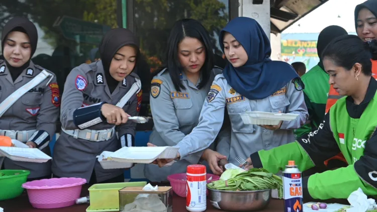Bentuk kekompakan Polwan, Dishub dan Ojol memasak bareng untuk dibagikan ke pengguna Jalan (BM)