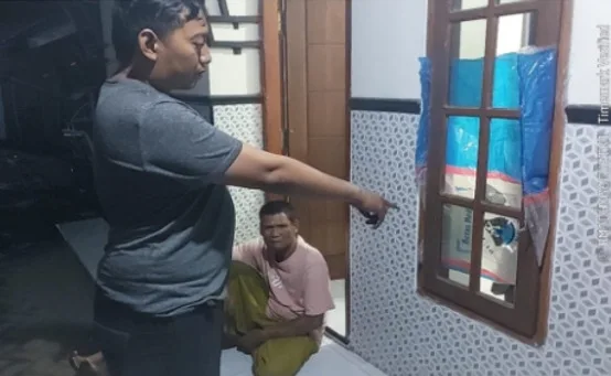 Polisi tunjukkan Kondisi rumah petani usai dilempar bondet (BM)