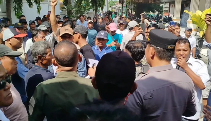 Ratusan Warga Kepung Kantor Desa Muktiwari, Aksi Protes Memanas Nyaris Berujung Bentrok 2 Ratusan Warga Kepung Kantor Desa Muktiwari, Aksi Protes Memanas Nyaris Berujung Bentrok