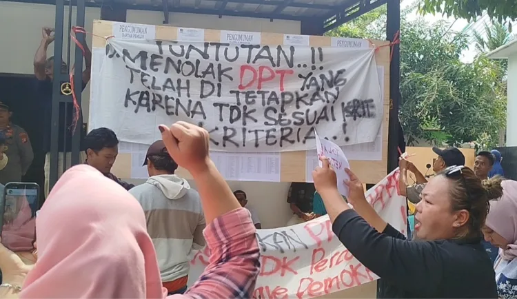 Ratusan Warga Kepung Kantor Desa Muktiwari, Aksi Protes Memanas Nyaris Berujung Bentrok