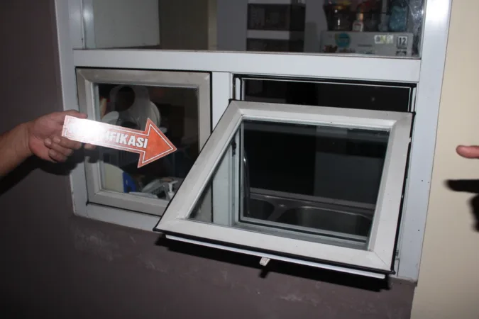 Seorang perempuan berinisial D meninggal dunia setelah jatuh dari lantai 4 sebuah rumah kost di kawasan Bendungan Hilir, Tanah Abang, Jakarta Pusat.