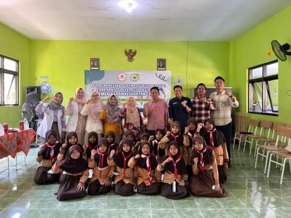 Usai pemeriksaan gratis, PT TFJ foto bersama anak SD (BM)