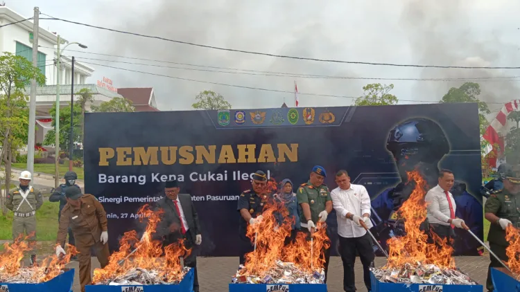 Bupati Pasuruan, Kepala Bea Cukai, TNI dan Polri musnahkan Rokok Ilegal (BM)