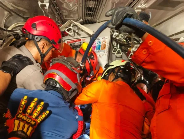 Kecelakaan kereta api terjadi di Stasiun Bekasi Timur pada Senin (28/4/2026) malam.