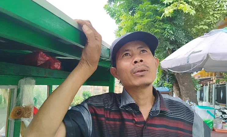 Pedagang Cakwe Depan SMPN 81 Jakarta Mengeluh, Program Makan Gratis Dinilai Tekan Omzet hingga 75 Persen