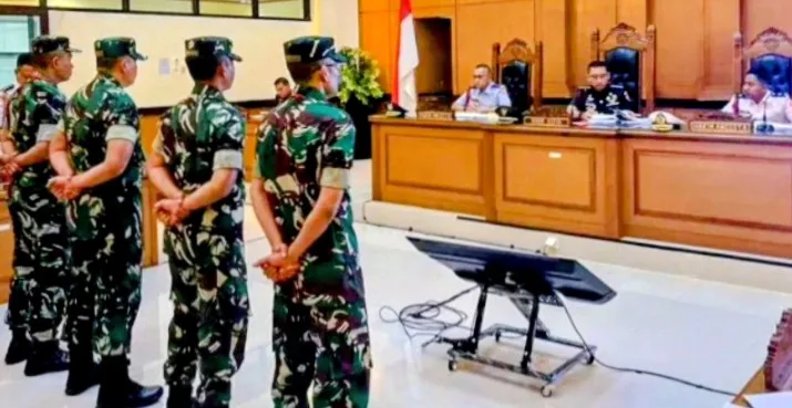 MrSidang Perdana Kasus Penyiraman Air Keras Aktivis KontraS, Empat Prajurit TNI DidakwaJAKARTA, BacainD.com - Pengadilan Militer II-08 Jakarta menggelar sidang perdana kasus dugaan penyiraman air keras terhadap Wakil Koordinator KontraS, Andrie Yunus, pada Rabu (29/4/2026).Empat personel TNI yang menjadi terdakwa hadir dalam persidangan untuk mendengarkan pembacaan surat dakwaan oleh Oditur Militer. Keempatnya masing-masing berinisial NDP (Kapten), BHW (Lettu), SL (Lettu), dan ES (Serda).Dalam sidang, Oditur Militer Kolonel Chk Andri Wijaya mengungkapkan bahwa dugaan aksi tersebut telah direncanakan sebelumnya. Cairan yang digunakan disebut merupakan campuran air aki bekas dan cairan pembersih karat.Motif perbuatan itu diduga untuk memberikan efek jera terhadap korban yang dikenal aktif mengkritik isu militerisme.Akibat kejadian tersebut, korban mengalami luka bakar sekitar 20 persen serta gangguan pada kornea mata hingga 40 persen.Para terdakwa dijerat dengan pasal berlapis, yakni Pasal 469 ayat (1) juncto Pasal 20 huruf C Undang-Undang Nomor 1 Tahun 2023 dengan ancaman maksimal 12 tahun penjara. Selain itu, dakwaan subsider Pasal 468 ayat (1) juncto Pasal 20 huruf C dengan ancaman maksimal 8 tahun penjara.Majelis hakim menyatakan persidangan akan digelar secara terbuka guna menjamin transparansi dan memenuhi rasa keadilan publik.Kasus ini mendapat perhatian dari berbagai kalangan, terutama pegiat hak asasi manusia, yang menilai proses hukum perlu berjalan secara objektif dan akuntabel.Sidang akan dilanjutkan dengan agenda pemeriksaan saksi pada waktu mendatang. (Mr.D)