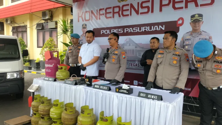Waka Polres Pasuruan didampingi Kanit Titper memimpin Konferensi Pers (BM)