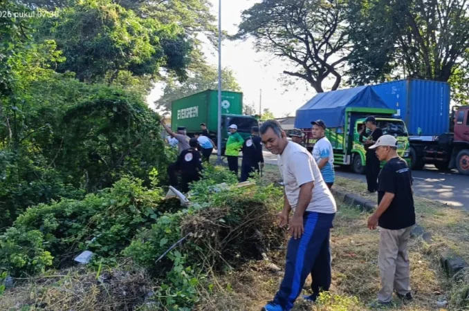 Pejabat Hingga Komunitas saat membersihkan Bundaran Apollo (BMl)